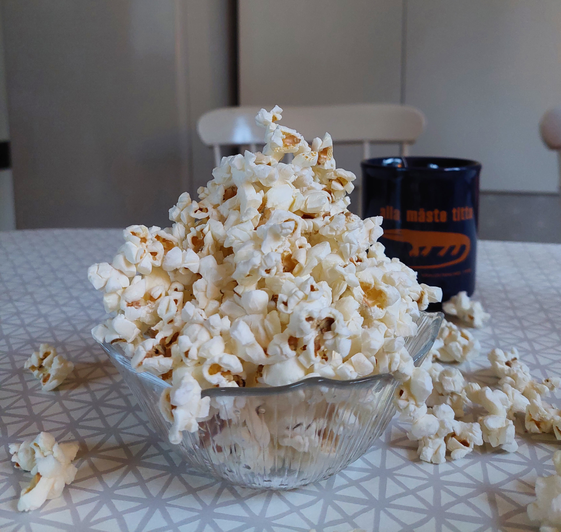 Skål med popcorn på ett dukat bord